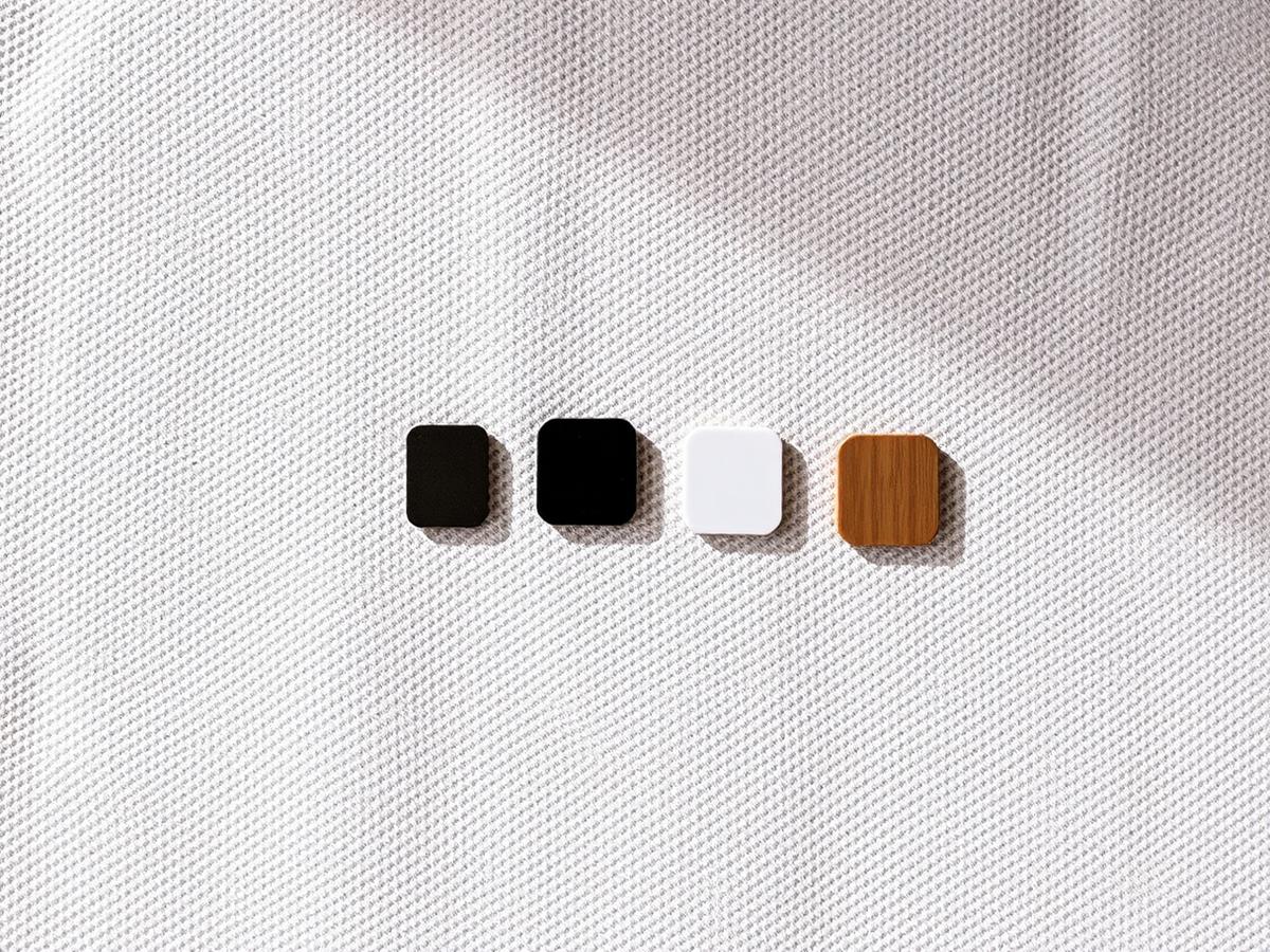 NFC-Chips in Schwarz, Weiß und Holz-Optik nebeneinander